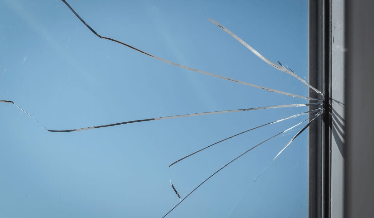 Czy każde pęknięcie szyby to rękojmia dewelopera?